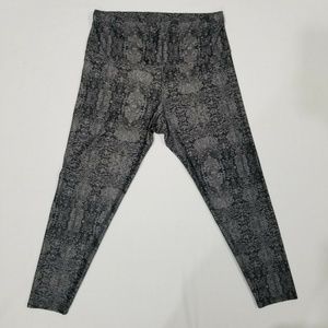 Onzie leggings Gray Black Cropped Midi Capri Grey